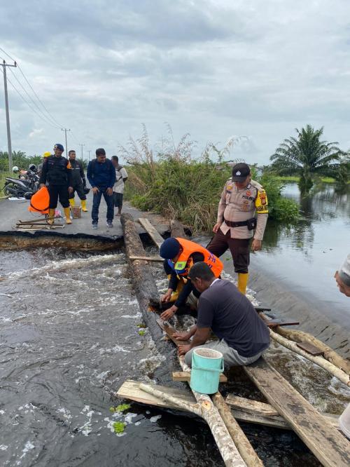 Akses Jalan Terputus Akibat Banjir TIM SAR YON B POR Bangun Jembatan Darurat Khusus Pejalan Kaki dan Sepeda Motor